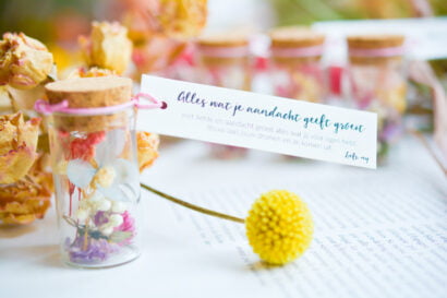 Droogbloemen flesje cadeautje Aandacht en liefde